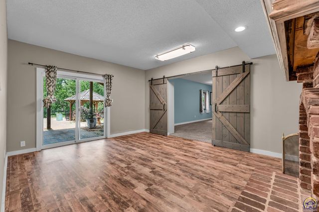 3725 SW Kings Forest RD, Topeka, KS 66610