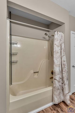 3725 SW Kings Forest RD, Topeka, KS 66610