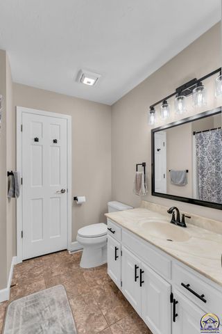 3725 SW Kings Forest RD, Topeka, KS 66610