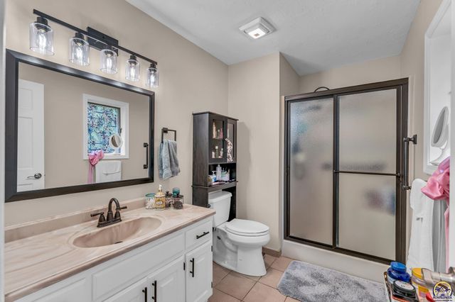 3725 SW Kings Forest RD, Topeka, KS 66610