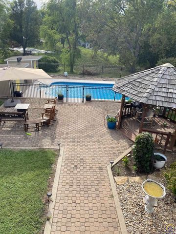 3725 SW Kings Forest RD, Topeka, KS 66610