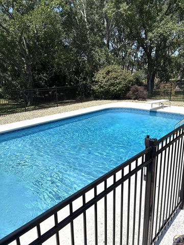 3725 SW Kings Forest RD, Topeka, KS 66610