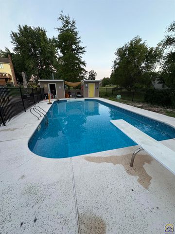 3725 SW Kings Forest RD, Topeka, KS 66610