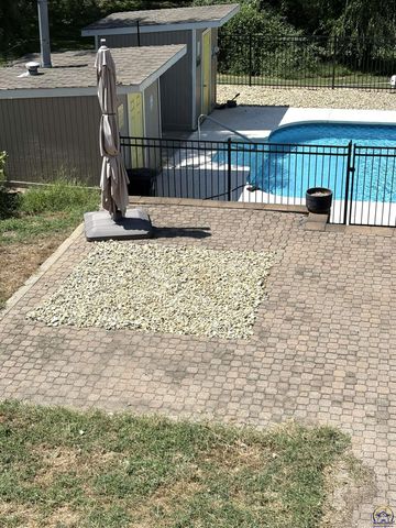 3725 SW Kings Forest RD, Topeka, KS 66610