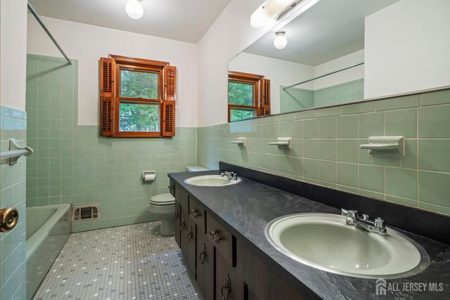 25 Dunston Drive, East Brunswick, NJ 08816