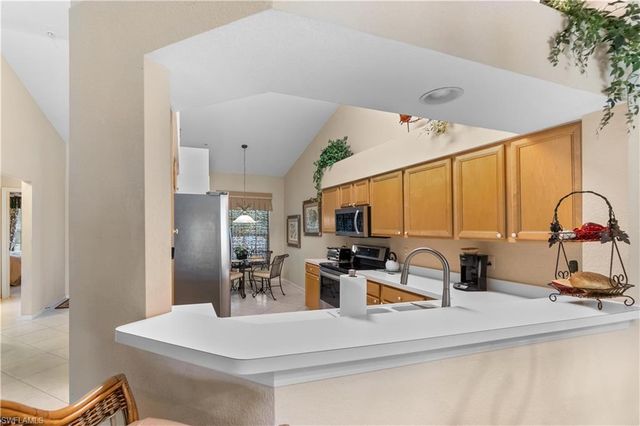 1980 Willow Bend CIR 7-204, Naples, FL 34109