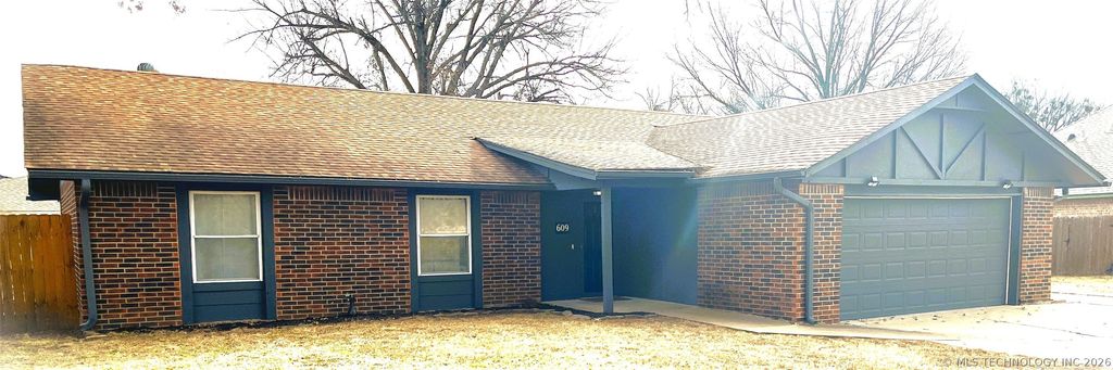 609 Willow Court, Pryor, OK 74361