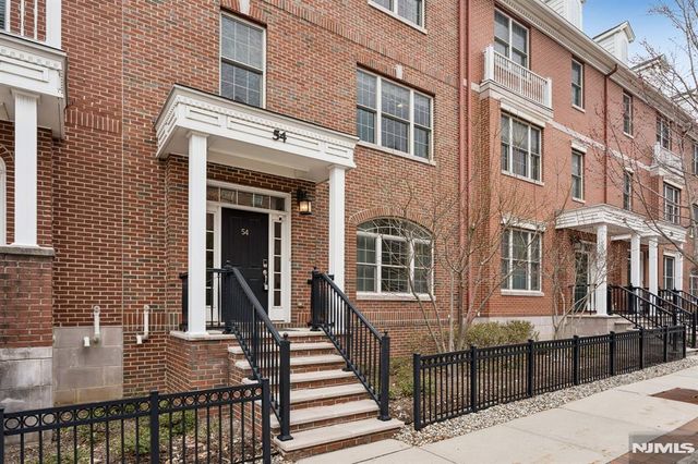 54 Carillon Circle, Livingston, NJ 07039