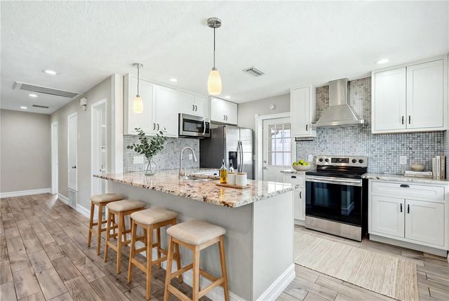 6810 LIVINGSTON AVENUE N, St Petersburg, FL 33702