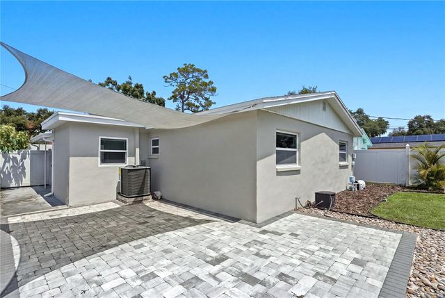 6810 LIVINGSTON AVENUE N, St Petersburg, FL 33702