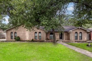 2829 Winterhaven Drive, Hurst, TX 76054