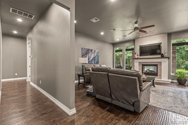 16911 S 321st East Avenue, Coweta, OK 74429