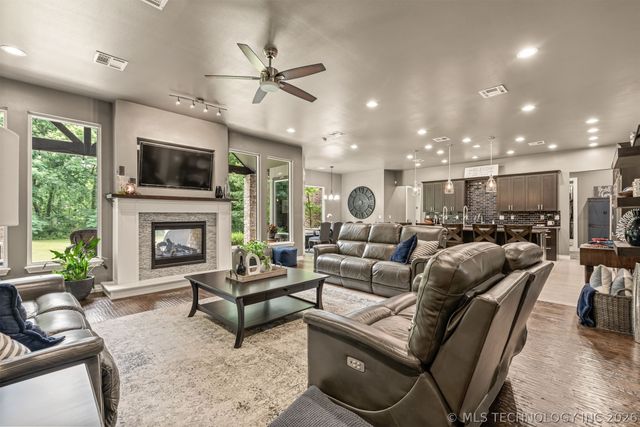 16911 S 321st East Avenue, Coweta, OK 74429