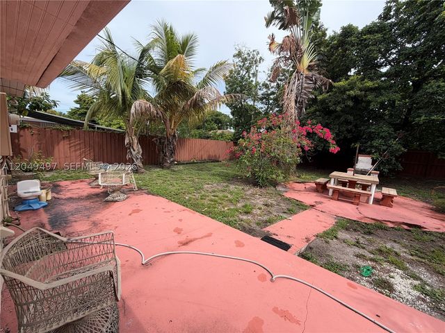 1061 E 20th St, Hialeah, FL 33013