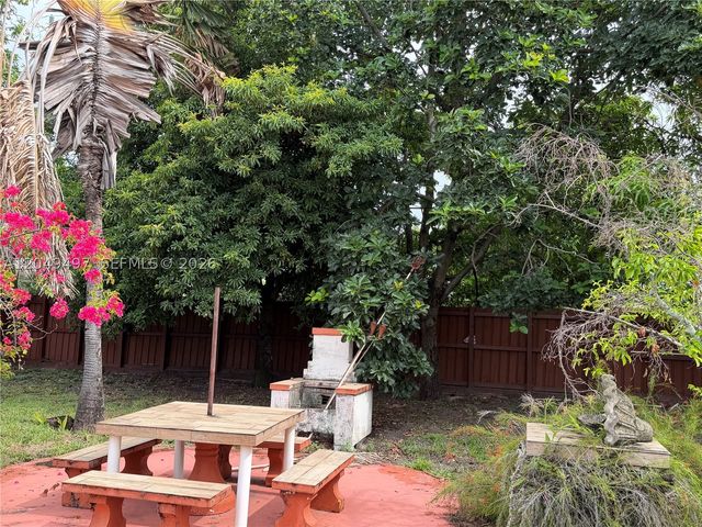 1061 E 20th St, Hialeah, FL 33013