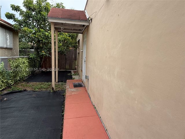 1061 E 20th St, Hialeah, FL 33013
