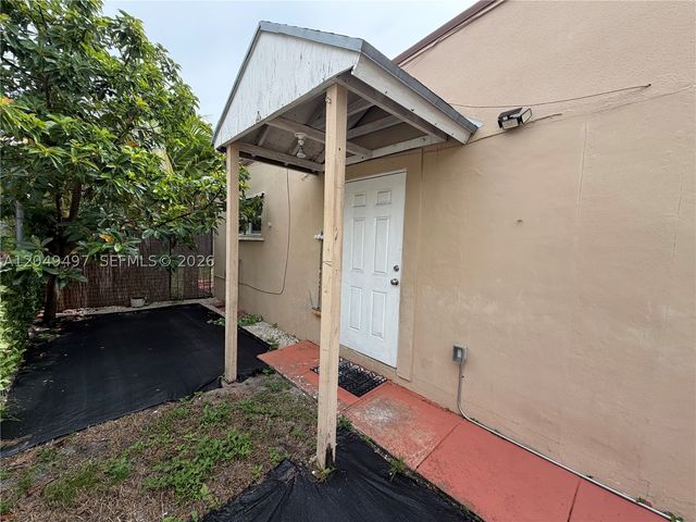 1061 E 20th St, Hialeah, FL 33013