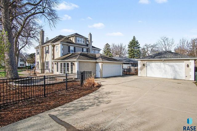 220 E 27th St Street, Sioux Falls, SD 57105