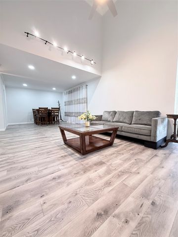 576 E Avenue J B, Grand Prairie, TX 75050