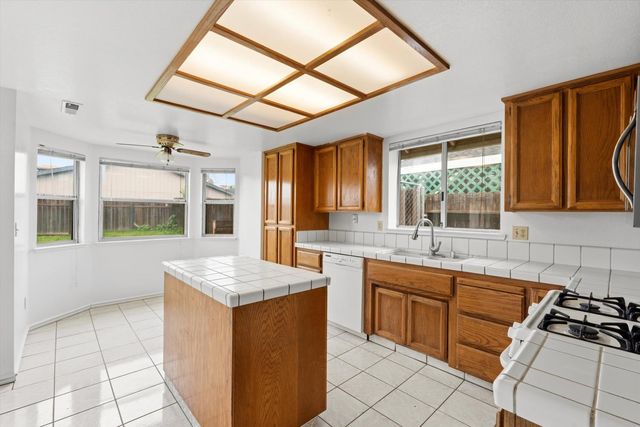 7170 Cloverleaf Way, Citrus Heights, CA 95621