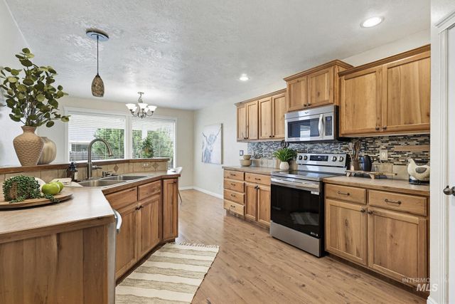 1030 S Library Ave, Kuna, ID 83634