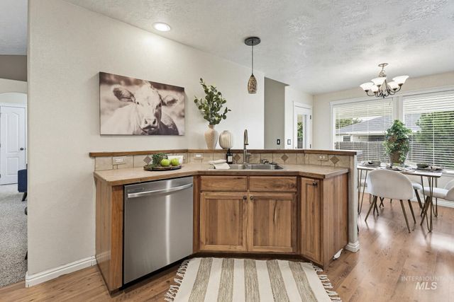 1030 S Library Ave, Kuna, ID 83634