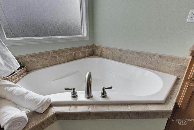 1030 S Library Ave, Kuna, ID 83634