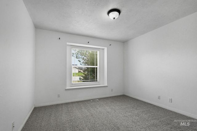 1030 S Library Ave, Kuna, ID 83634