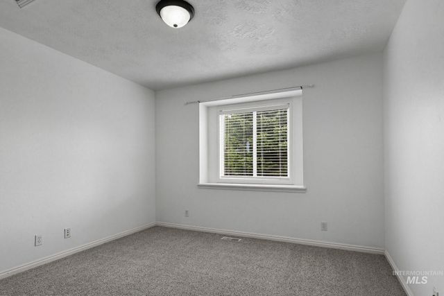 1030 S Library Ave, Kuna, ID 83634