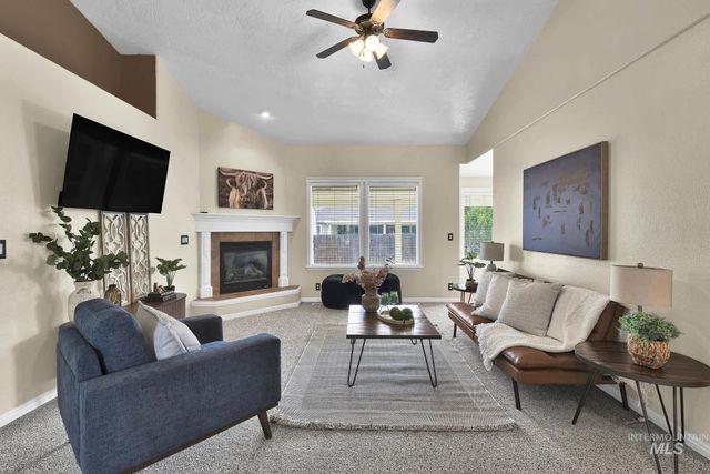 1030 S Library Ave, Kuna, ID 83634