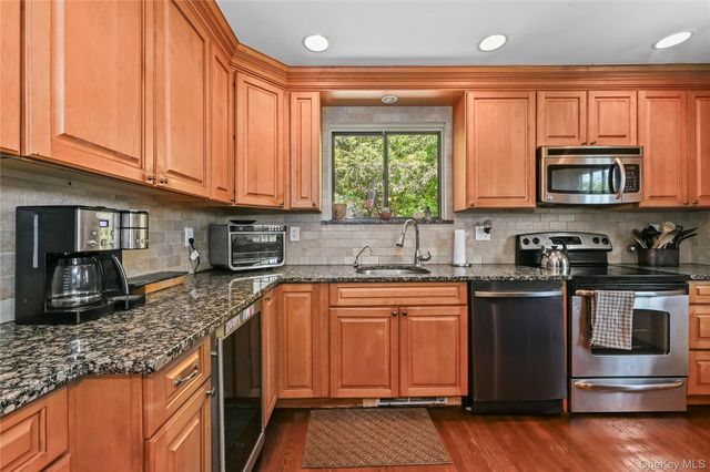 365 Old Mamaroneck Road, White Plains, NY 10605