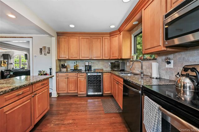 365 Old Mamaroneck Road, White Plains, NY 10605