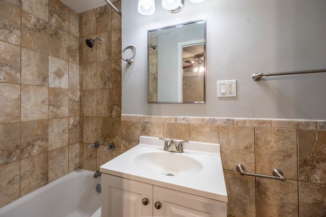 1140 N La Salle Drive 711, Chicago, IL 60610