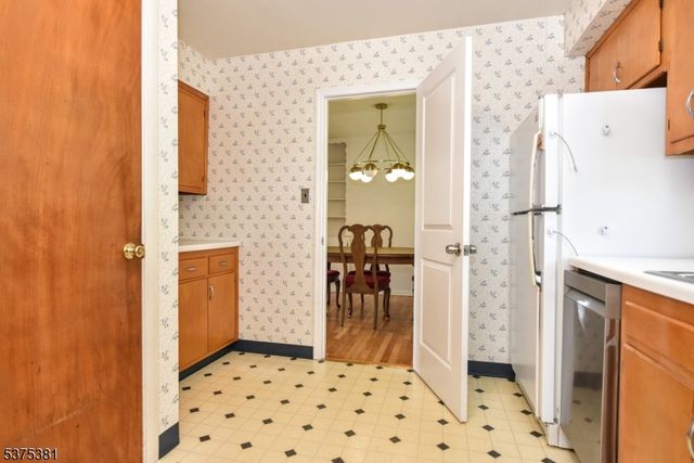 46 Stadtmauer Dr, Clifton City, NJ 07013