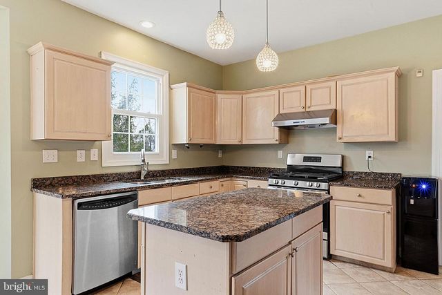 8 CHICORY LN, Pennington, NJ 08534