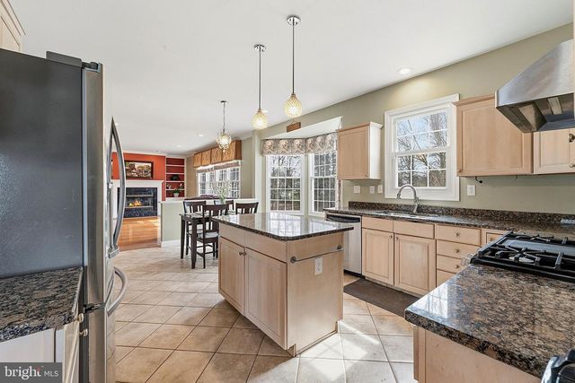 8 CHICORY LN, Pennington, NJ 08534