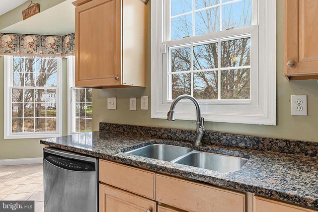 8 CHICORY LN, Pennington, NJ 08534