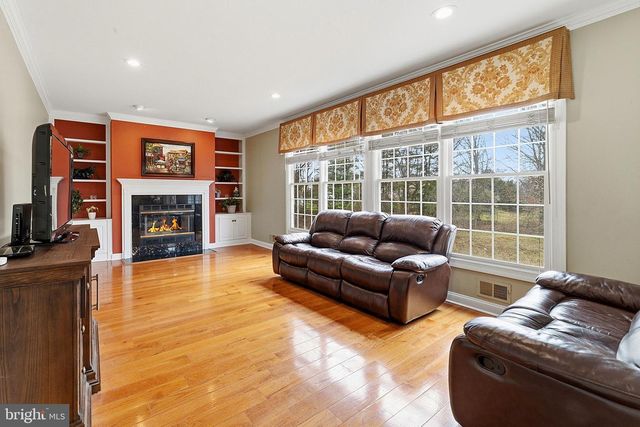 8 CHICORY LN, Pennington, NJ 08534