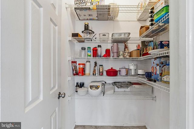 8 CHICORY LN, Pennington, NJ 08534