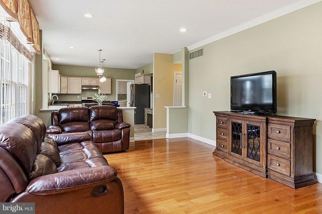 8 CHICORY LN, Pennington, NJ 08534