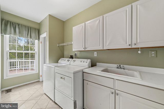 8 CHICORY LN, Pennington, NJ 08534