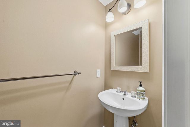 8 CHICORY LN, Pennington, NJ 08534