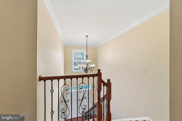 8 CHICORY LN, Pennington, NJ 08534