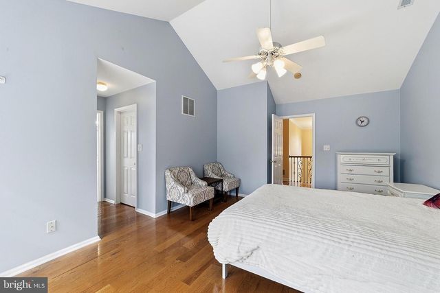 8 CHICORY LN, Pennington, NJ 08534