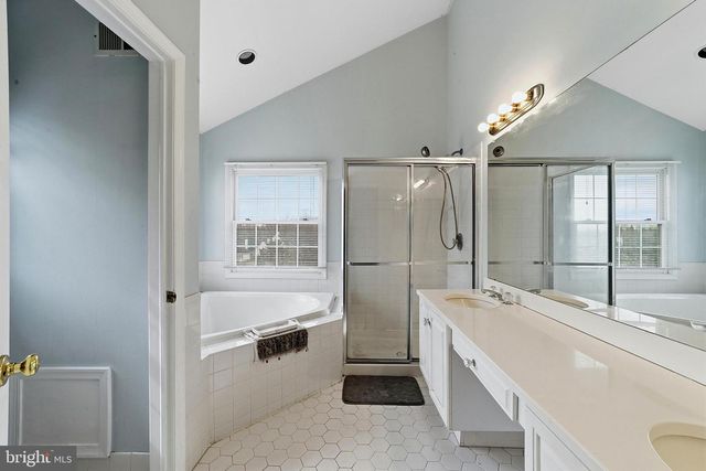 8 CHICORY LN, Pennington, NJ 08534