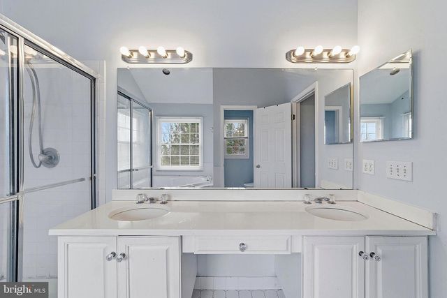 8 CHICORY LN, Pennington, NJ 08534