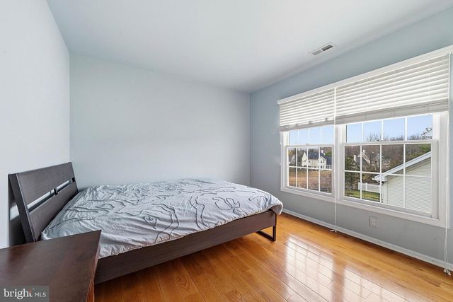 8 CHICORY LN, Pennington, NJ 08534