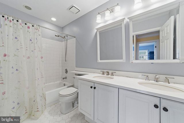 8 CHICORY LN, Pennington, NJ 08534