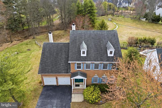 8 CHICORY LN, Pennington, NJ 08534