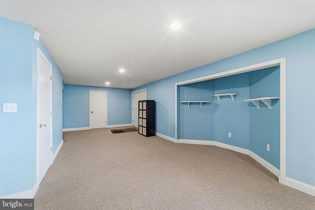 8 CHICORY LN, Pennington, NJ 08534